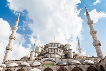 Fototapeta na wymiar Błękitny Meczet przy zachmurzonym niebie. Stambuł, Turcja
