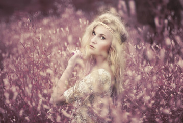 Fototapeta na wymiar Piękna blondynka w fioletowym łące