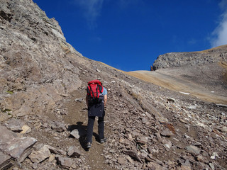 Fototapeta na wymiar Hiker w Alpach - masywne Cerces