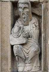 Fototapeta na wymiar Stary człowiek w portalu katedry Świętego w Compostela
