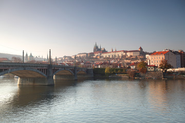 Fototapeta na wymiar Panorama Karlov lub Most Karola w Pradze jesienią