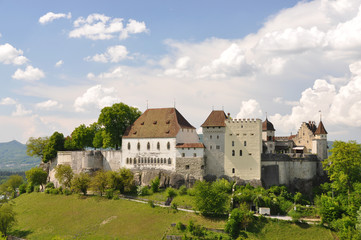 Fototapeta na wymiar Średniowieczny zamek w Lenzburg, Szwajcaria
