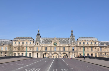 Fototapeta premium PARIS - APRIL 4: Louvre Museum, Easter holiday, April 4, 2010 in