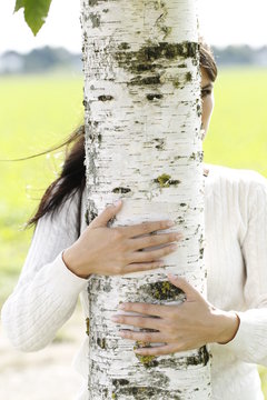 Frau umarmt Birke