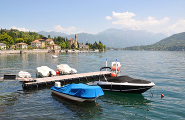 Fototapeta na wymiar Miasto Tremezzo na słynnym włoskim jeziorem Como