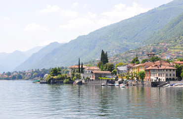 Fototapeta na wymiar Miasto tremezzo na słynnym włoskim jeziorem Como
