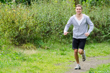 junger mann beim sprinten