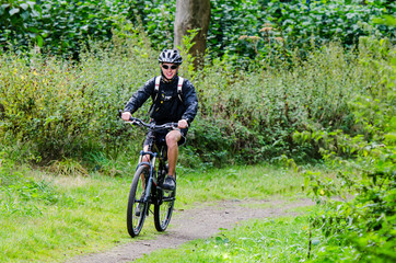 attraktiver mountainbiker