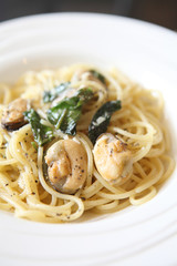 Spaghetti with mussel and olive oil