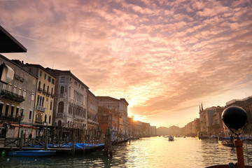 Naklejka premium Beautiful sunset in water street