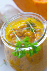 Kürbispesto im Glas