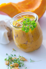 Hokkaido-Kürbis-Pesto mit frischem Knoblauch