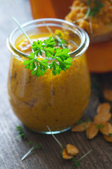 Frisches Pesto vom Hokkaido-Kürbis