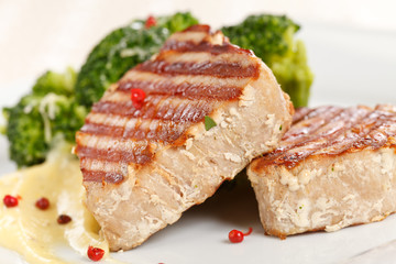 tuna steak with broccoli