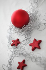 rote Weihnachtskugel