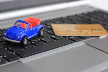 ein Auto mit Kreditkarte auf einer Tastatur