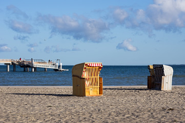 Strandkörbe vor der Erlebnis-Seebrücke in Heiligenhafen, Ostsee, Schleswig-Holstein