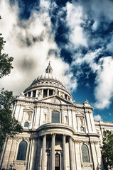 Fototapeta na wymiar Katedra Świętego Pawła w Londynie i niebo z chmurami