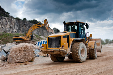 Obraz premium koparka spychacz w kamieniołomie