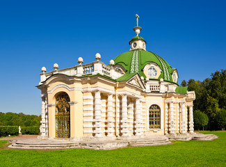 Fototapeta na wymiar Grota Pawilon na muzeum-estate Kuskowo