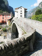 Fototapeta na wymiar Starożytny kamienny most w Bignasca, Southern Szwajcaria ..