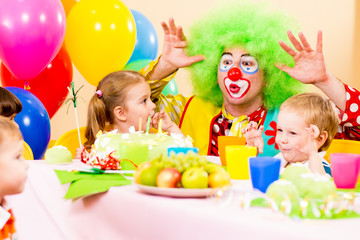 Fototapeta na wymiar szczęśliwe dzieci z klaunem na urodziny