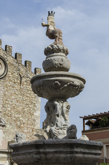 Obraz premium Fountain in front of Duomo di San Nicolo in Taormina, in Italy