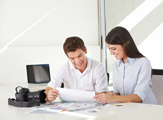 Bildredaktion in Fotoagentur