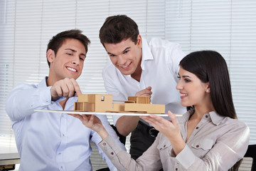 Architekten besprechen Hausmodell