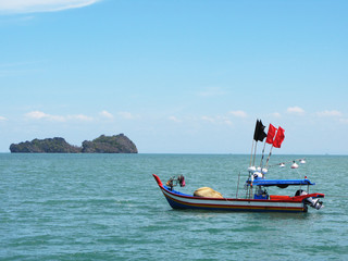 Fototapeta na wymiar Długi ogon łodzi na brzegu wyspie Langkawi, Malezja