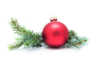 Obraz na płótnie Canvas Christmas ball and green spruce branch, isolated
