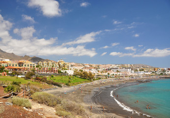 Fototapeta na wymiar Hotele luksusowe w Torviscas Playa. Teneryfa, Wyspy Kanaryjskie