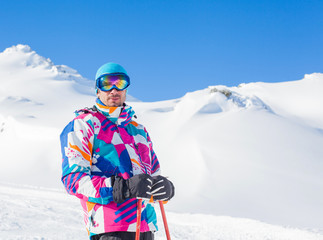 Fototapeta na wymiar Młody człowiek z nart i ski wear