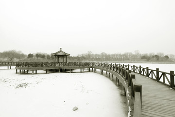 Fototapeta premium Chinese traditional style wooden bridge in the snow