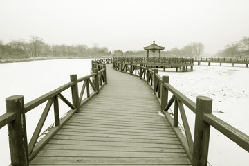 Fototapeta premium Chinese traditional style wooden bridge in the snow
