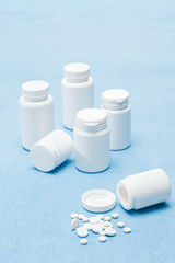 Fototapeta na wymiar Tabletki lek na niebieskim tle medycznych