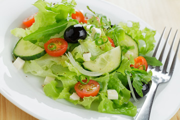 Salatteller mit Oliven und Mozzarella