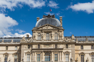 Fototapeta na wymiar PARIS - 07 czerwca: Luwr budynek w dniu 7 czerwca 2012 roku w Luwrze