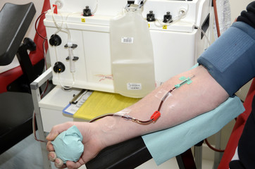 Arm mit Kanüle bei der Blutspende
