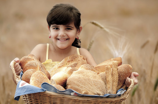 bambina con cesto di pane