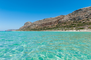 Türkises Meer mit Bergküste auf Kreta/Turquoise Sea on Crete