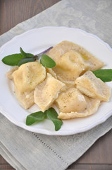 Piroggen mit Salbei