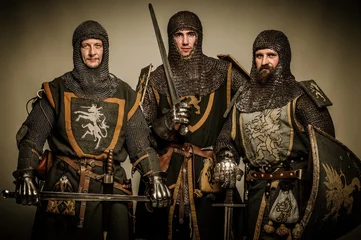 Zelfklevend Fotobehang Drie middeleeuwse ridders © Nejron Photo