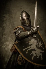 Foto op geborsteld aluminium Ridders Middeleeuwse ridder op grijze achtergrond