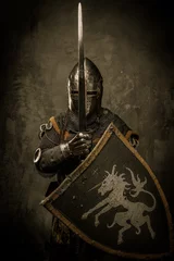 Fototapete Rund Mittelalterlicher Ritter auf grauem Hintergrund © Nejron Photo