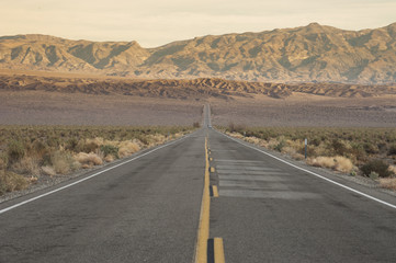 Fototapeta na wymiar prowadzić droga do pustyni i górskich