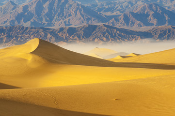 Fototapeta na wymiar Wydmy pustyni w Dolinie Śmierci