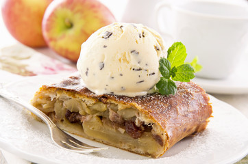 Apfelstrudel mit Vanillaeis