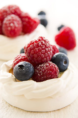 meringue mit Früchten
