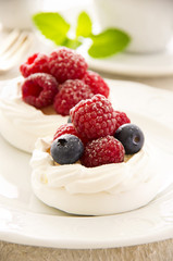 Meringues mit Frischen Beeren